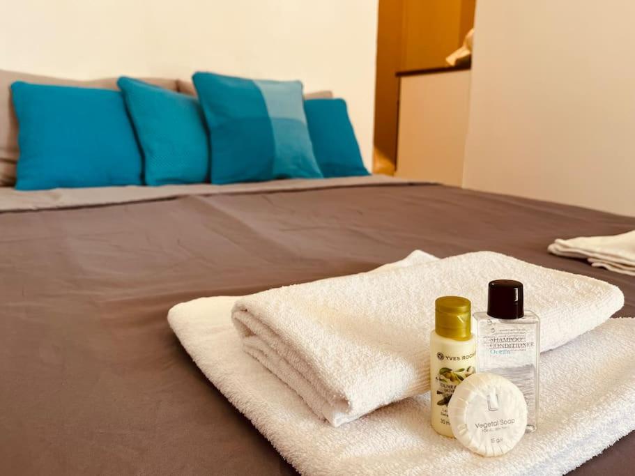 Кровать или кровати в номере City Center Studio with Balcony