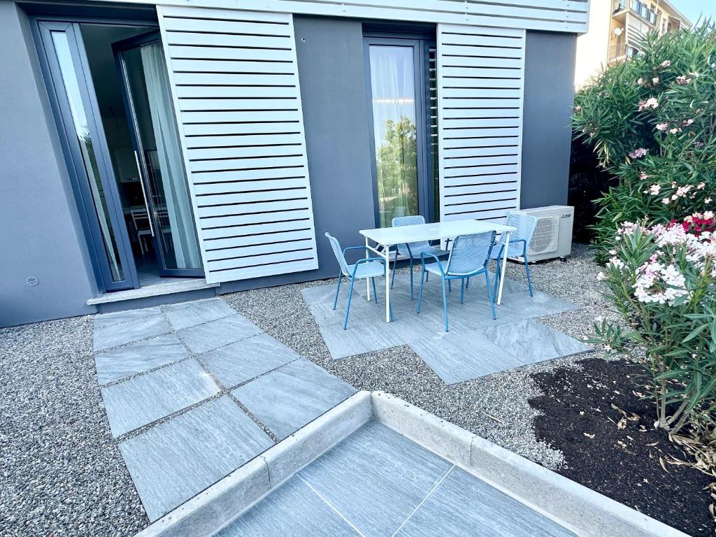 une terrasse avec une table et des chaises devant une maison dans l'établissement Lux apartments e, à Follonica