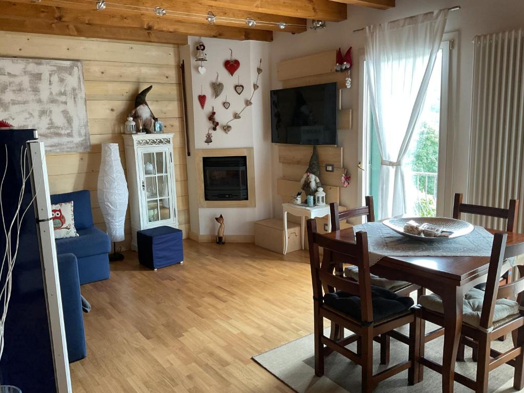 - un salon avec une table et un canapé bleu dans l'établissement Mountain Living Apartment Asiago, à Lusiana