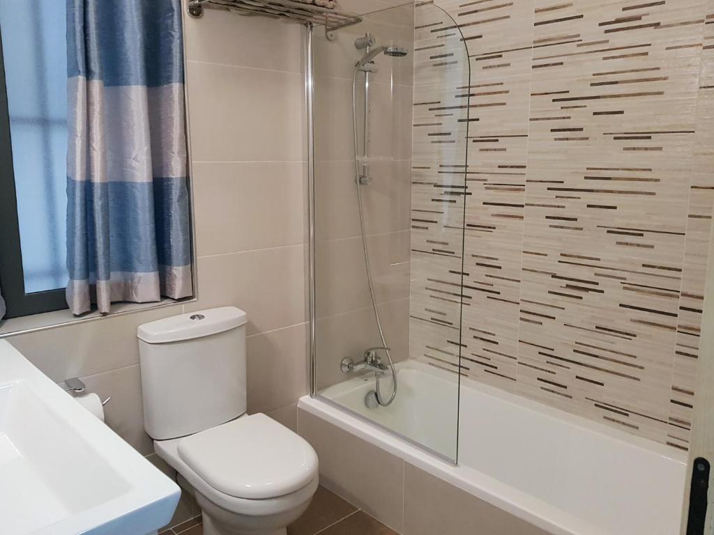 Koupelna v ubytování Charming apartment-wifi-sleeps 5
