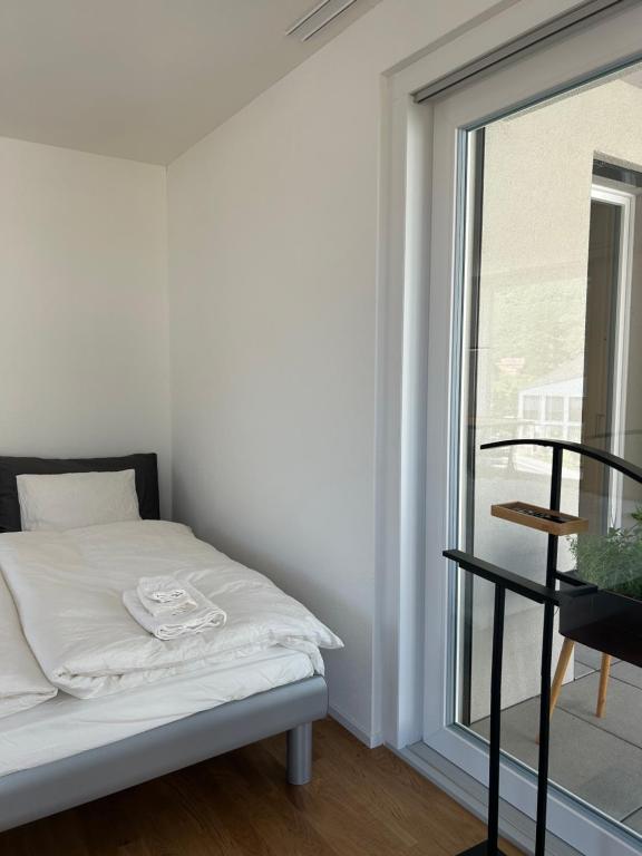 Postel nebo postele na pokoji v ubytování The R Apartment Passwang, KLIMA, NEU, Balkon, Parking