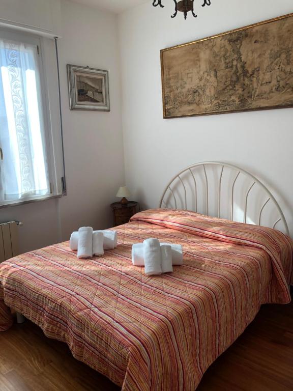 a bedroom with a bed with two towels on it at Annarosa in Sarzana