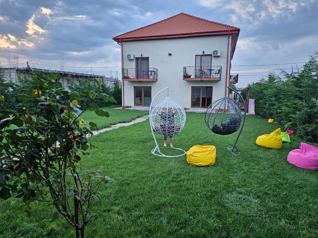 due palline da ping pong nel cortile di una casa di Casa Perla Mării a 2 Mai