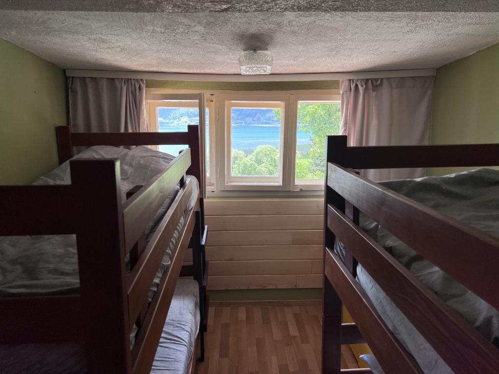 um quarto com 2 beliches e uma janela em Hostel Bear Hug em Plav