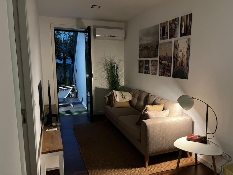 sala de estar con sofá y TV en Porto Apartamento relaxante na cidade en Oporto