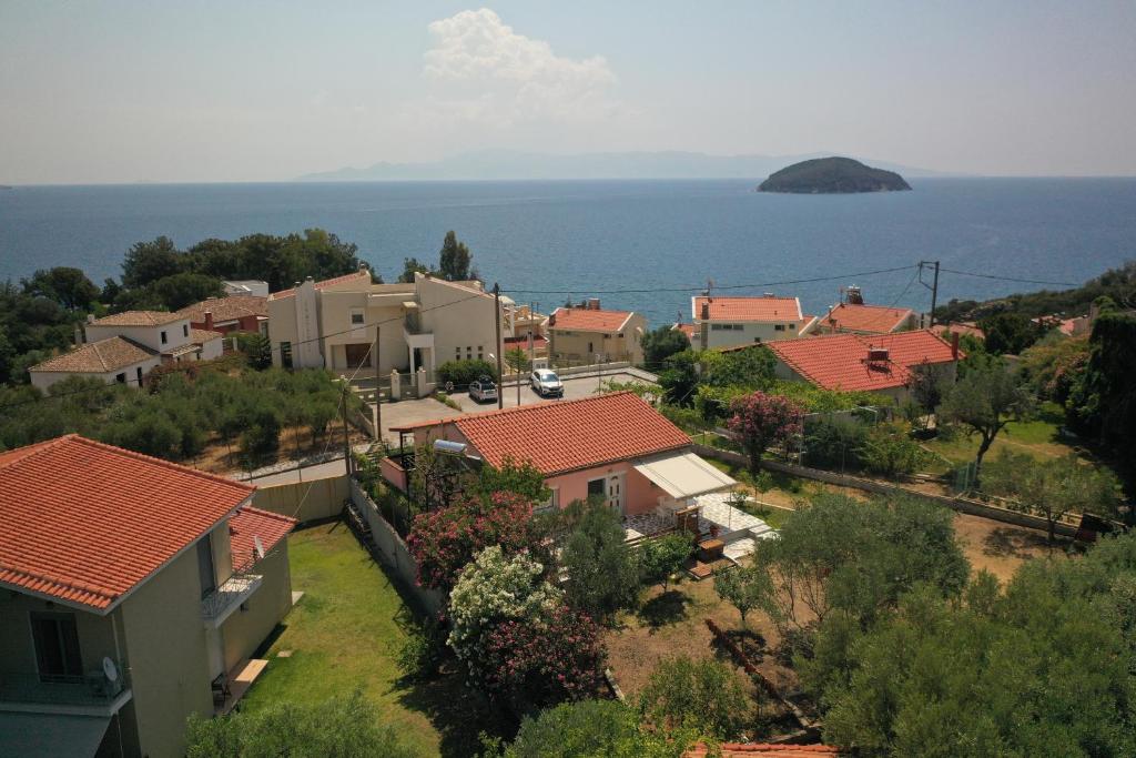 eine Luftansicht einer kleinen Stadt mit Häusern und dem Meer in der Unterkunft Stella's Garden in Palaió Tsiflíki