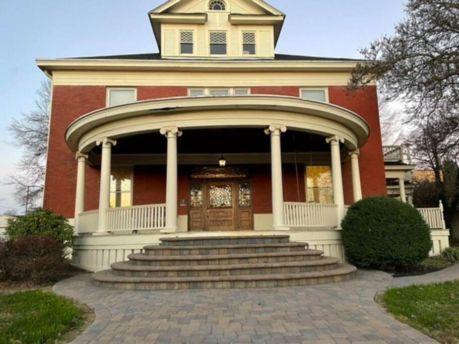 Kuvagallerian kuva majoituspaikasta Oakridge House. Spacious and historic home in downtown Ironton, Ohio., joka sijaitsee kohteessa Ironton