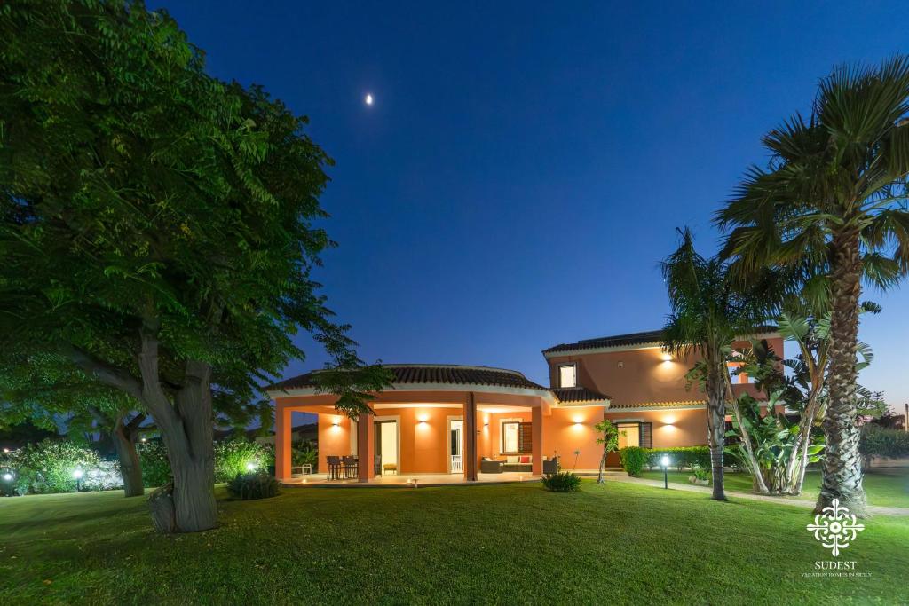 Κήπος έξω από το Villa Seaside - Beach Retreat with jacuzzi