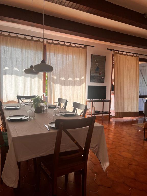 Телевизор и/или развлекательный центр в LA BOHÊME by K6 Conciergerie Villas