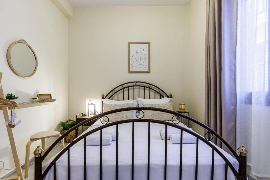 sypialnia z łóżkiem i lustrem w obiekcie Sofi's House Skopelos w mieście Panormos