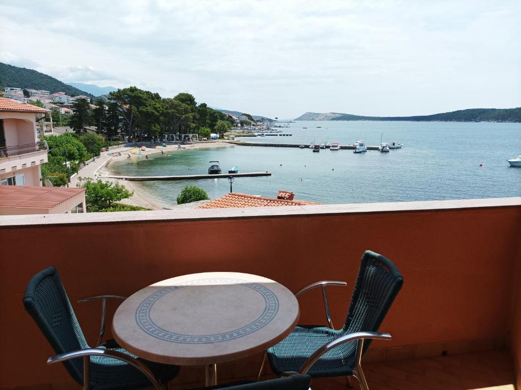 Room with breakfast, by sea