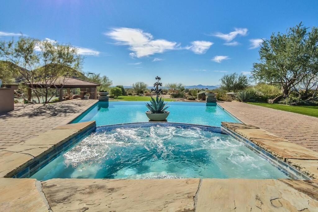 - une piscine au milieu d'une cour dans l'établissement Private Luxury Estate on 5 acres, à Scottsdale