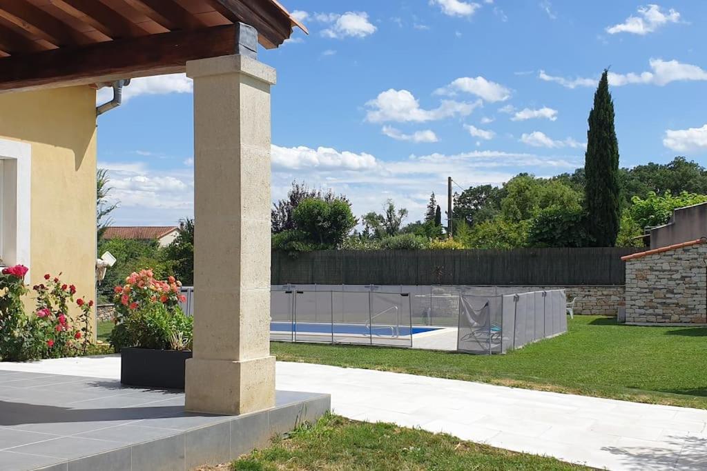 een huis met een tennisbaan in een tuin bij VILLA GRATIAN in Saint-Hilaire-de-Brethmas