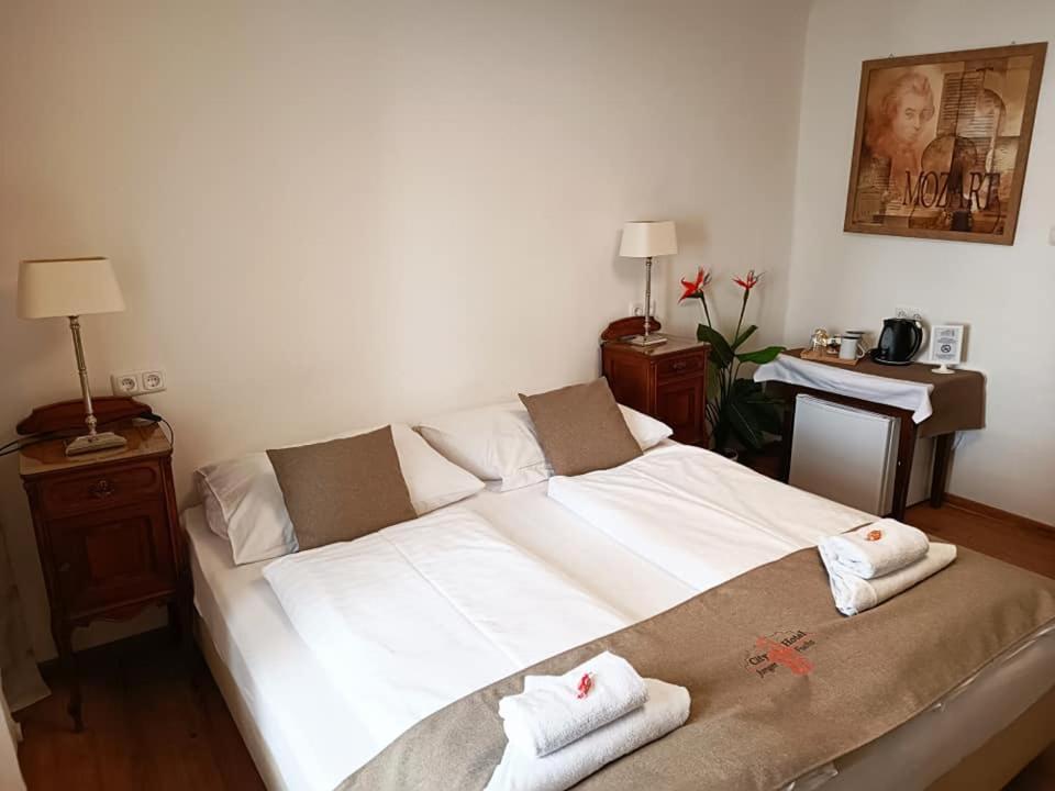 Postel nebo postele na pokoji v ubytování Cityhotel Junger Fuchs