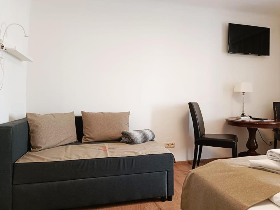 Postel nebo postele na pokoji v ubytování Cityhotel Junger Fuchs