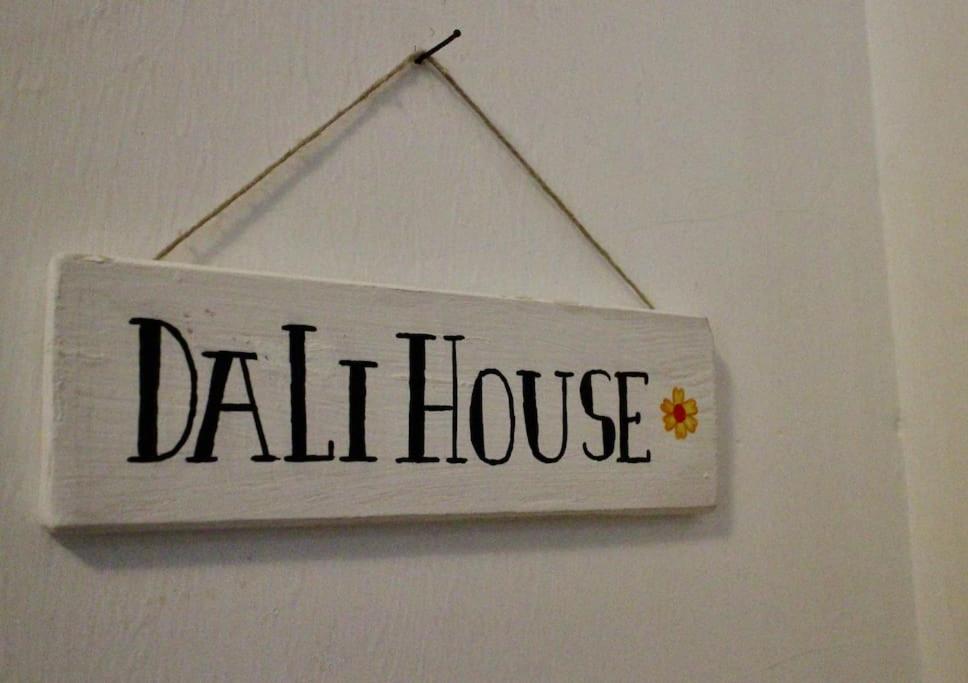 Biały znak ze słowem dilliulse wiszącym na ścianie w obiekcie DaLi House w Pizie