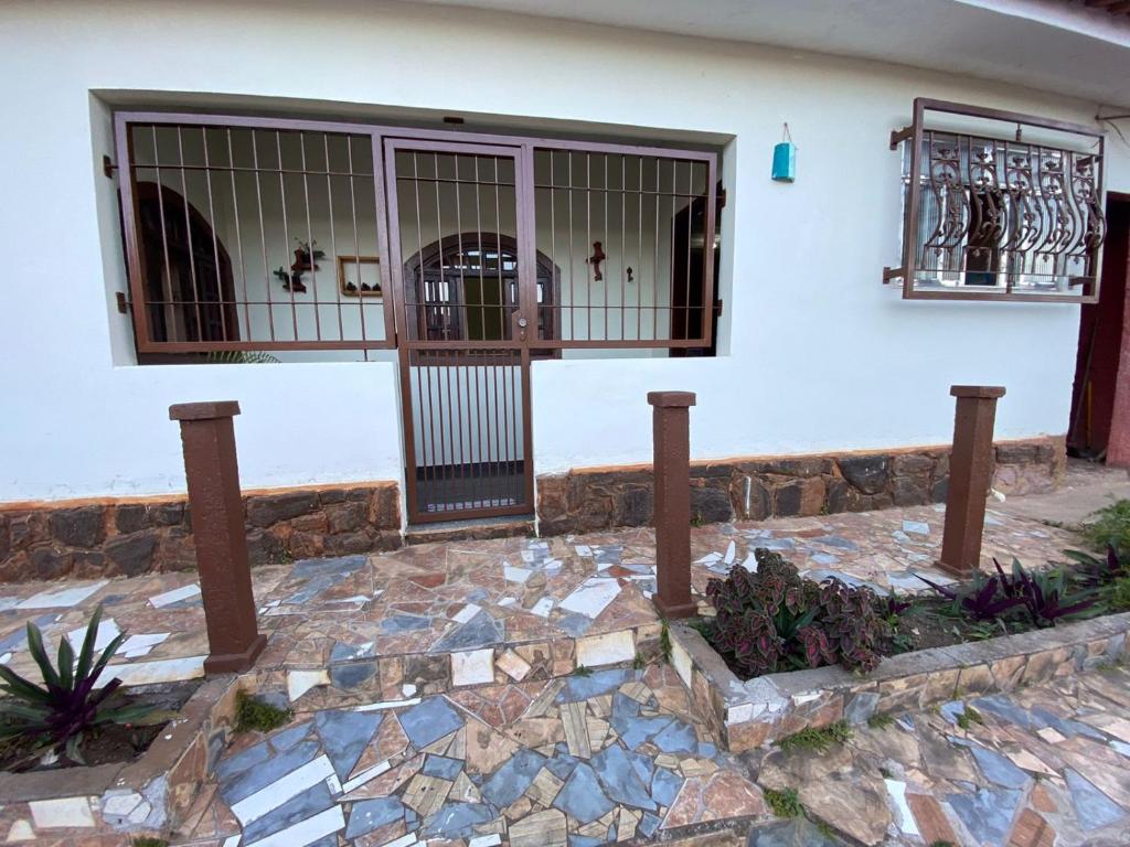 a building with a gate in front of a house at Casa Estação da Paz in Miguel Pereira