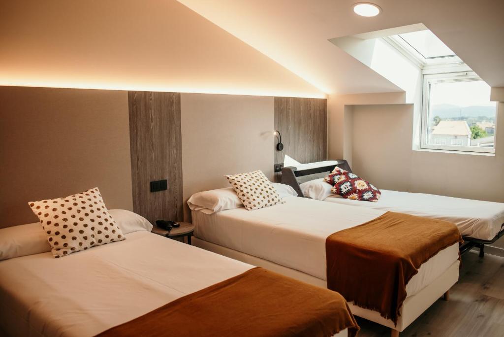 Hotel Lux Melide tesisinde bir odada yatak veya yataklar