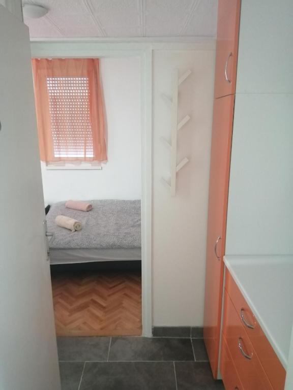 Postel nebo postele na pokoji v ubytování Apartman studio Oranž