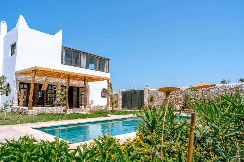 una casa con piscina frente a una casa en villa Floratus, en Essaouira