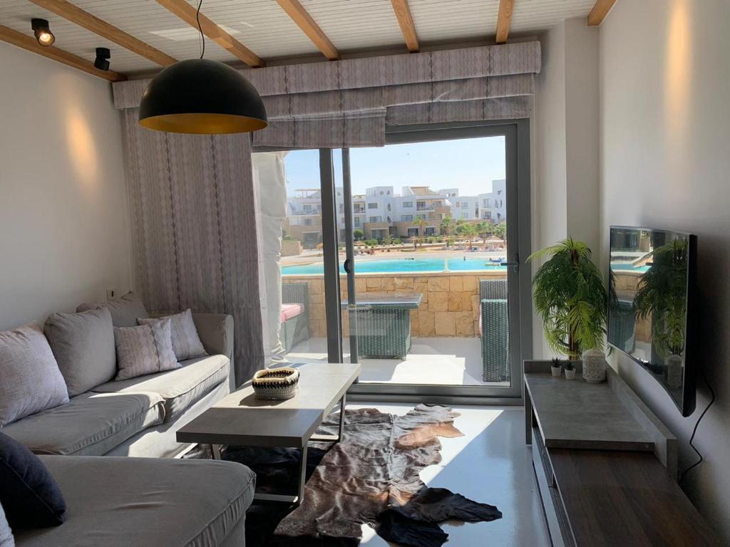 Gouna Families 2Bedroom Apartment Saltwater Pool Access in Swan Lake