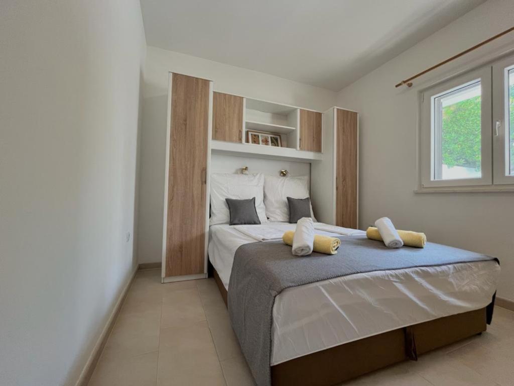 um quarto com uma cama grande e uma janela em Apartments Sea View em Rtina