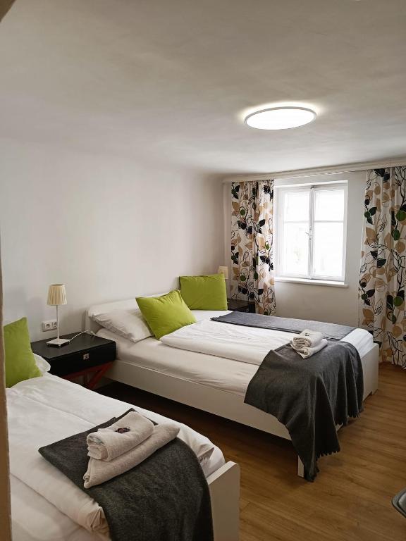 Postel nebo postele na pokoji v ubytování Cityhotel Junger Fuchs