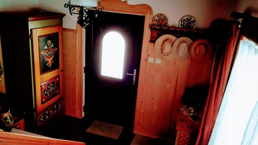 una porta con una piccola finestra in una stanza di Studio 45 sqm with mountain view a Porumbacu de Sus