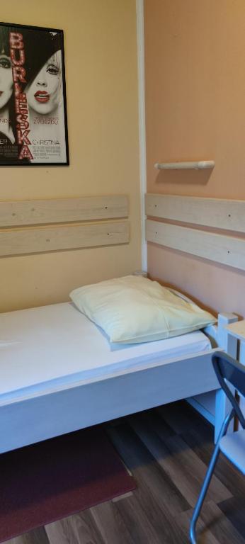 Cinema House Single & Double Rooms & Studio Apartments - Single Room With Private Bathroom
