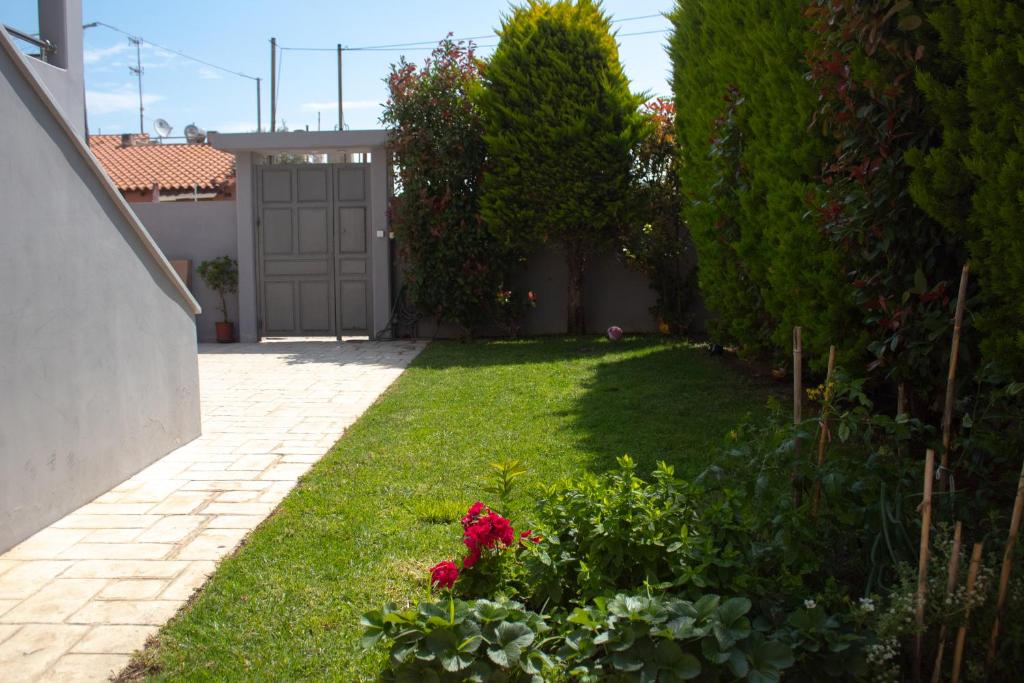 Zahrada ubytování Elias Studio - Near to the port of Rafina and the Airport of Athens