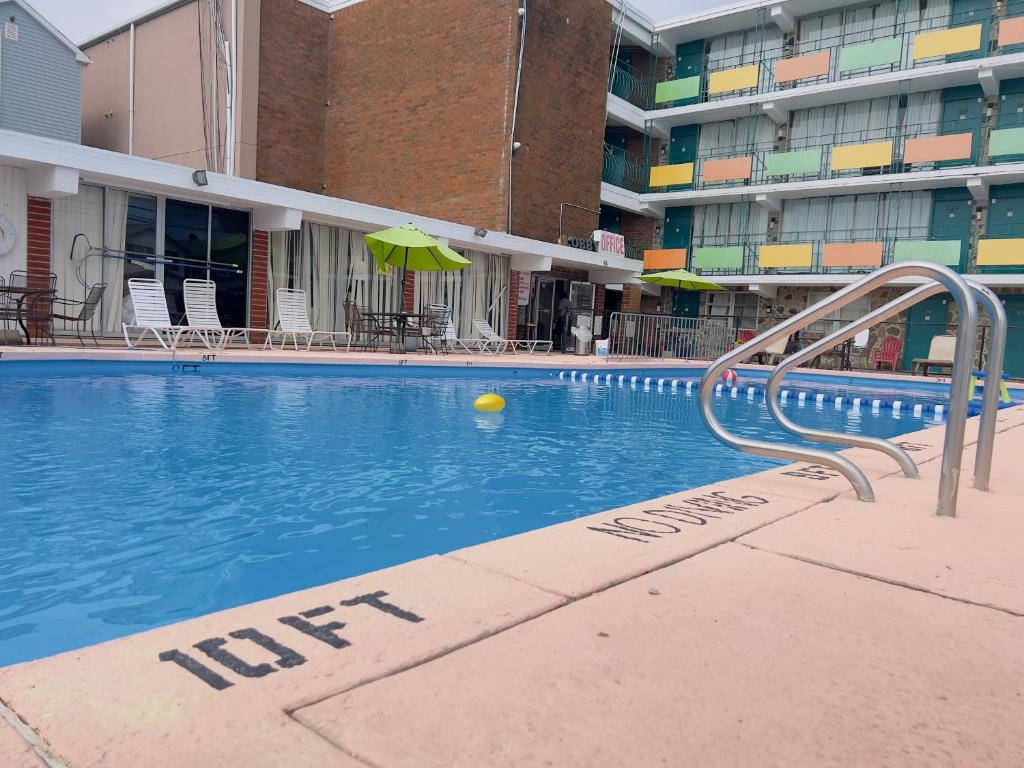 Bazén v ubytování Skyview Manor Motel nebo v jeho okolí