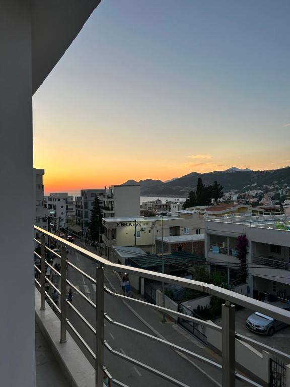 d'un balcon offrant une vue sur la ville au coucher du soleil. dans l'établissement White Pearl Apartments, à Bar