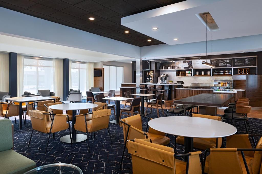 Posezení v ubytování Courtyard by Marriott Dallas Richardson at Spring Valley
