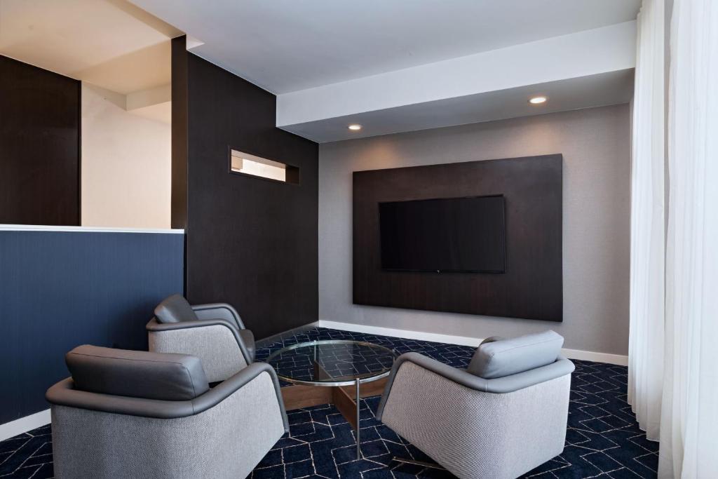 Posezení v ubytování Courtyard by Marriott Dallas Richardson at Spring Valley