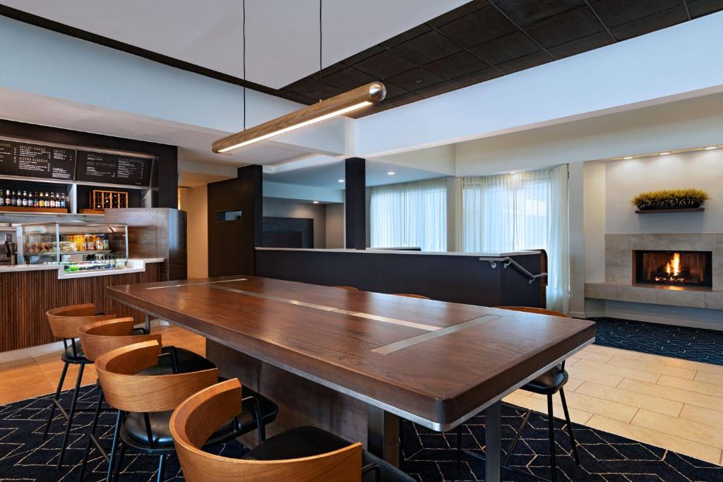 Posezení v ubytování Courtyard by Marriott Dallas Richardson at Spring Valley