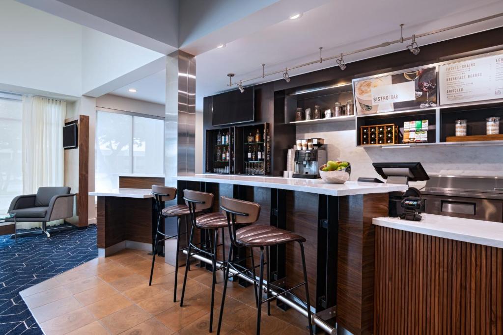 Lounge nebo bar v ubytování Courtyard by Marriott Dallas Richardson at Spring Valley