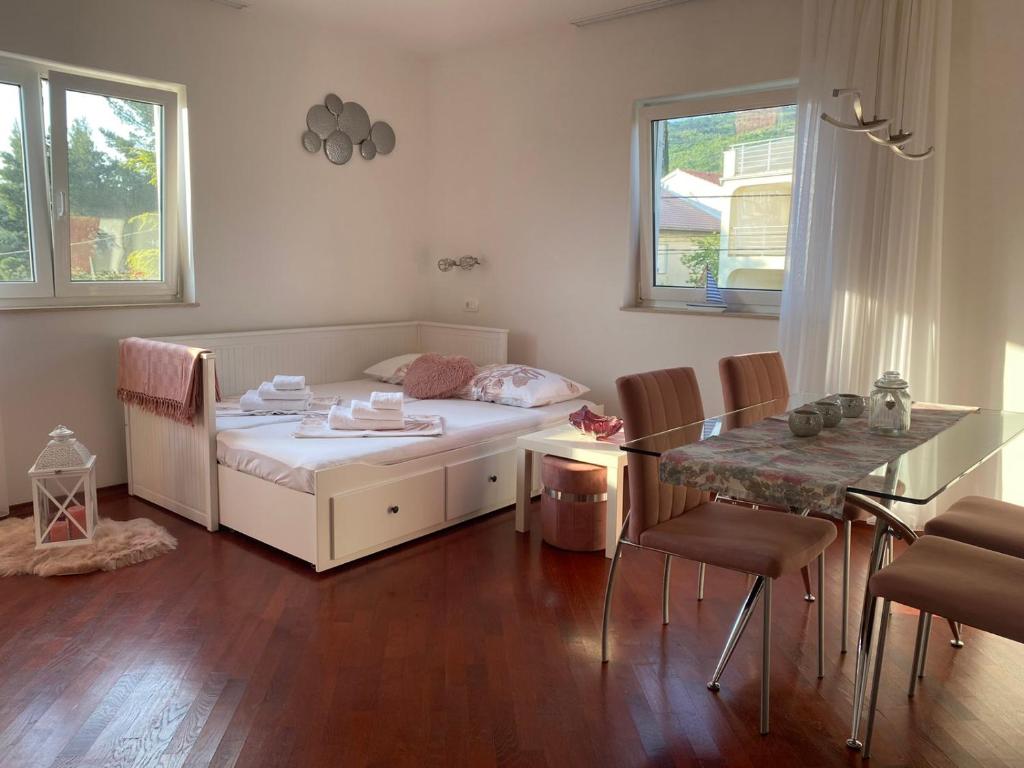 sypialnia z łóżkiem i stołem z krzesłami w obiekcie Apartment 'Amano' w mieście Selce