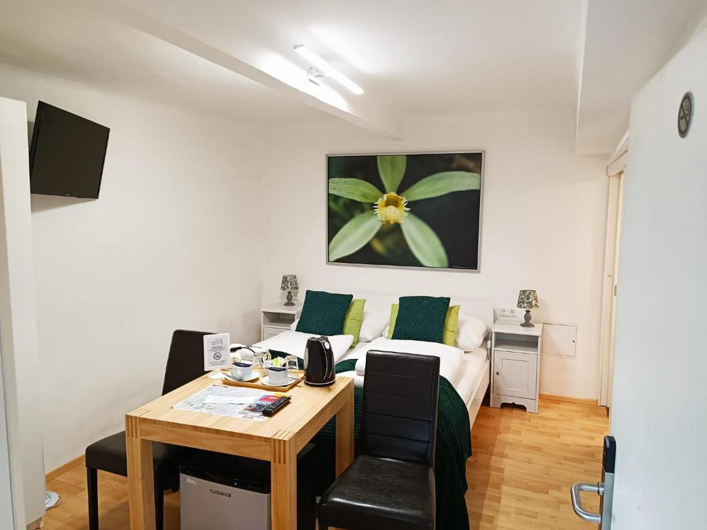 TV a/nebo společenská místnost v ubytování Cityhotel Junger Fuchs