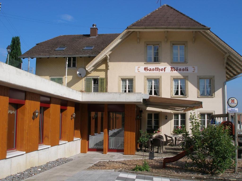 ein Gebäude mit einem Schild für eine Pension in der Unterkunft Gasthof Rössli in Wyssachen