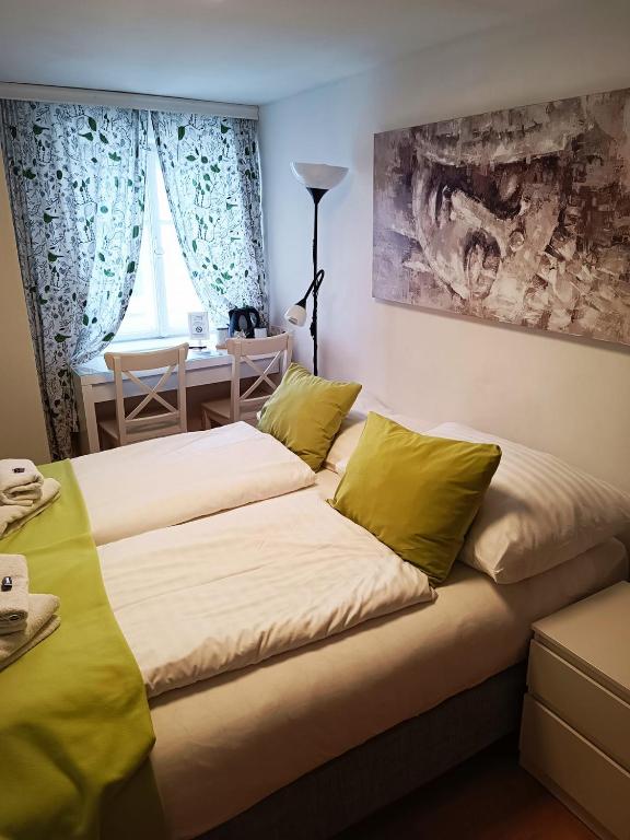 Postel nebo postele na pokoji v ubytování Cityhotel Junger Fuchs