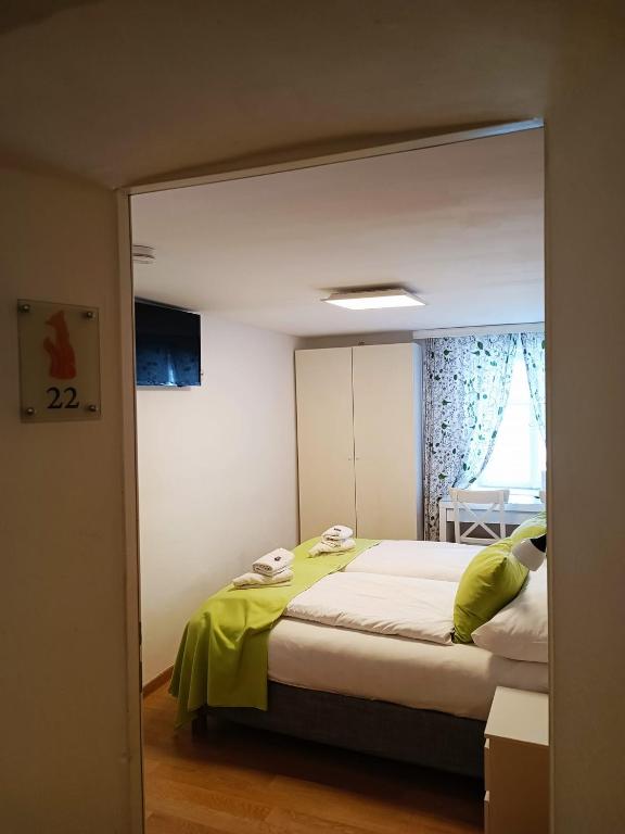 Postel nebo postele na pokoji v ubytování Cityhotel Junger Fuchs