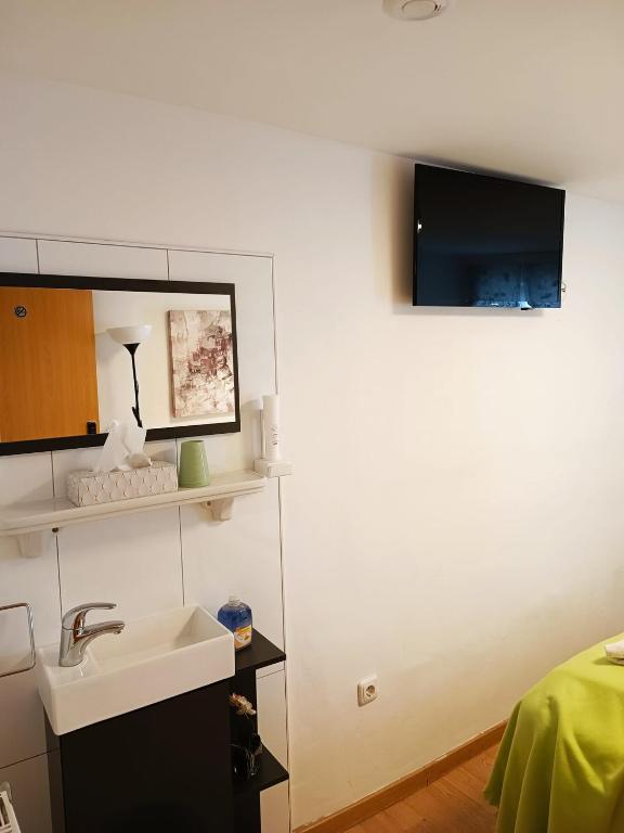 TV a/nebo společenská místnost v ubytování Cityhotel Junger Fuchs