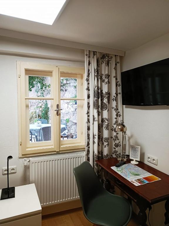 TV a/nebo společenská místnost v ubytování Cityhotel Junger Fuchs