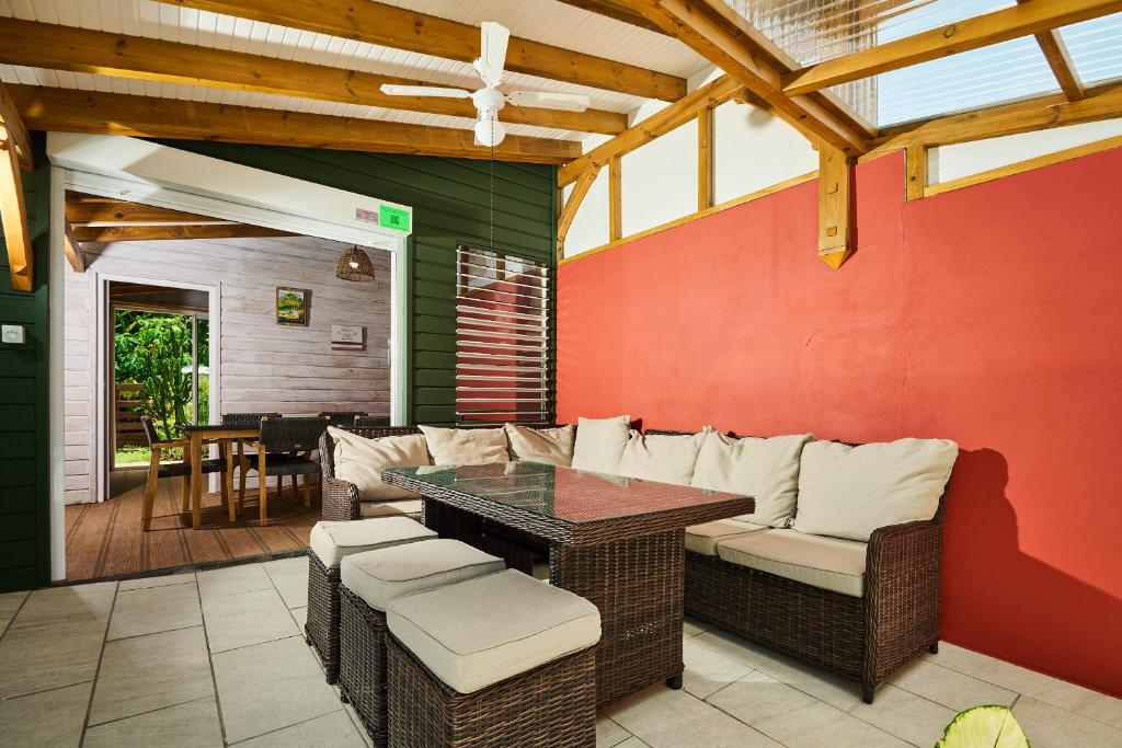 Posezení v ubytování Villa spacieuse proche de la mer avec piscine privée et vue - BED AND COFFEE DIAMOND