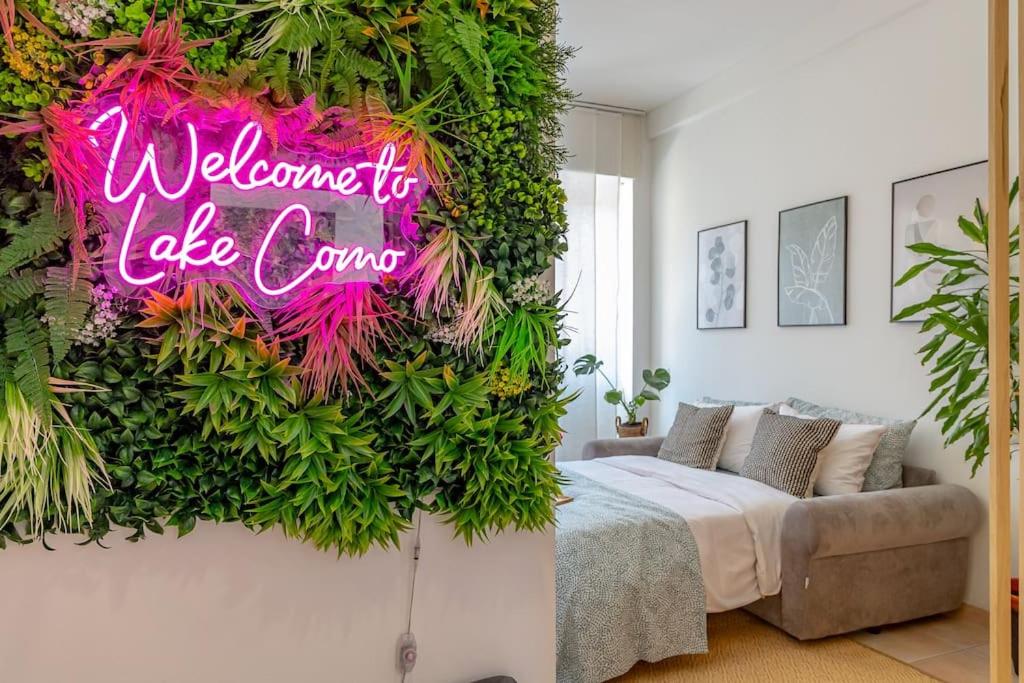 Una sala de estar con un cartel que dice "Bienvenido a Lauren". en [Rio's] cozy apartment in the heart of Como, en Como