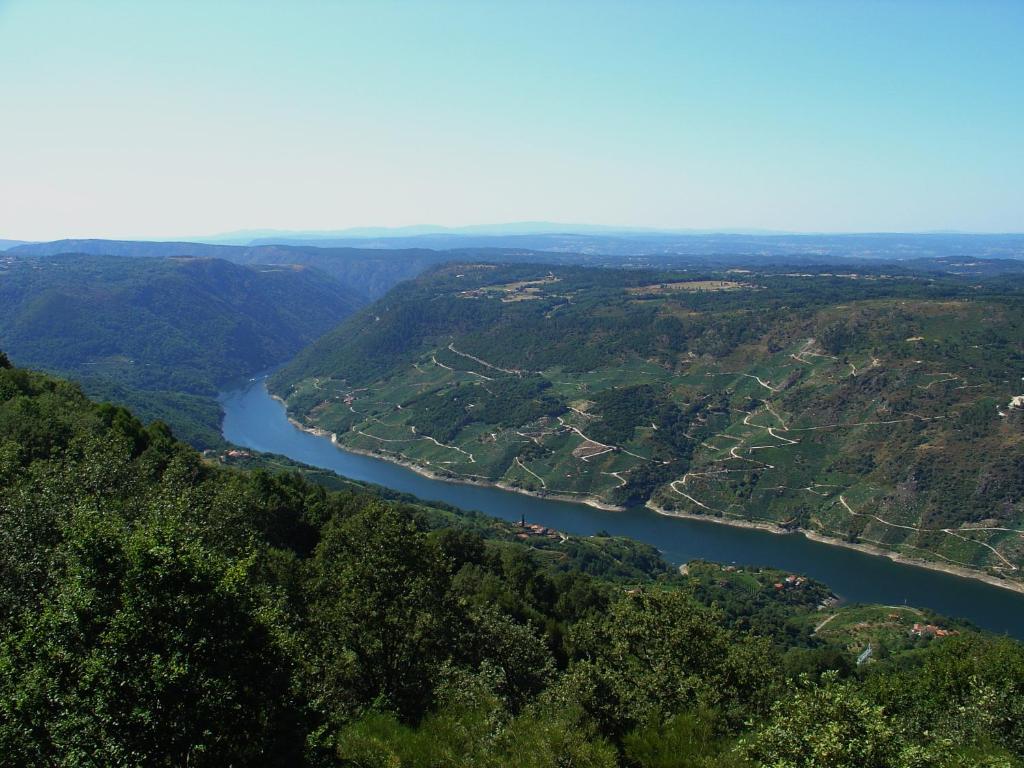 eine Luftansicht eines Flusses in einem Tal in der Unterkunft Balcón san Lorenzo in Cristosende