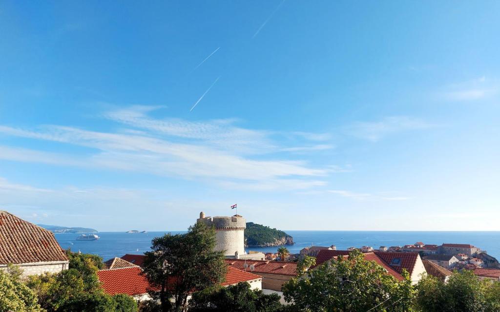 uma vista para uma cidade com um castelo e o oceano em Dubrovnik Heritage Apartments em Dubrovnik