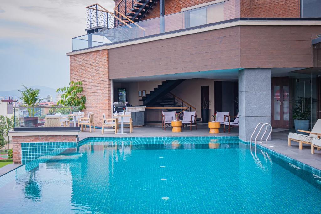 Bazén v ubytování Hotel Barahi Kathmandu nebo v jeho okolí