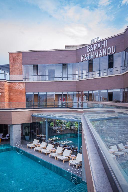 Bazén v ubytování Hotel Barahi Kathmandu nebo v jeho okolí