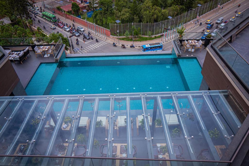 Bazén v ubytování Hotel Barahi Kathmandu nebo v jeho okolí